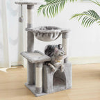Chat installé dans l'arbre à chat pastel gris